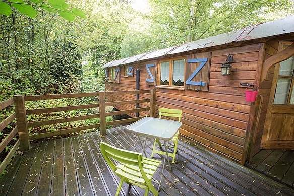 Agrandissement de la terrasse de la roulotte en pin autoclave.