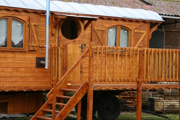 roulotte équipée confort avec la terrasse sur le côté
